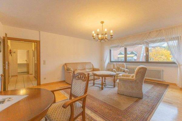 Wohn-Esszimmer mit Zugang zum Balkon