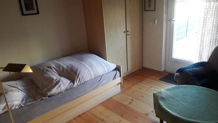 Kinderzimmer 1. Stock Ausgang zum Balkon.jpeg