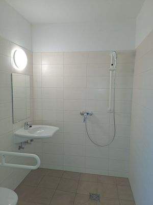 Bad mit bodentiefer Dusche.jpg