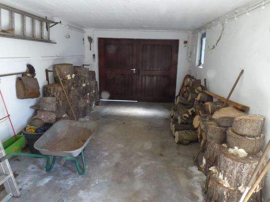 Garage rechts des Hauses