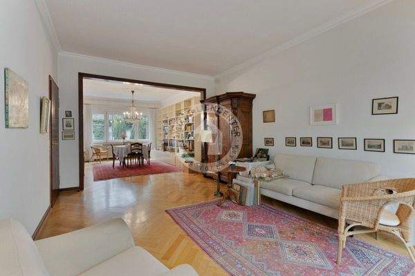 Das Wohnzimmer mit Blick in das Esszimmer