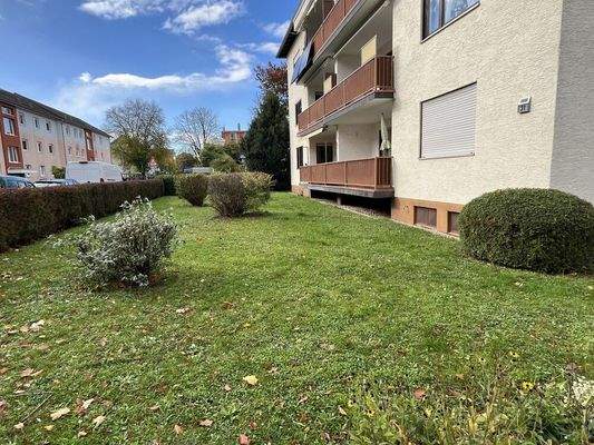 Gepflegte Grünfläche vor dem Haus