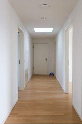Breiter Flur Richtung Wohnungstür mit Lichtkuppe