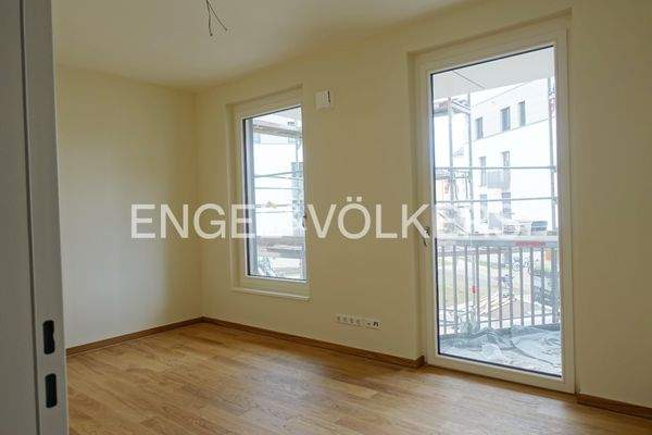 Schlafzimmer mit Zugang zum Balkon