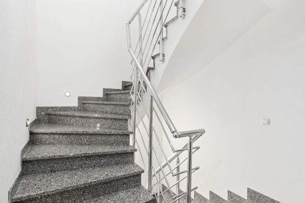 EG Treppe mit Beleuchtung