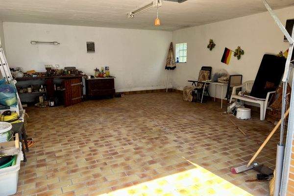 Doppelgarage mit 2 Schwingtoren