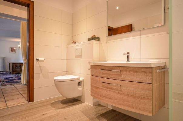 Badezimmer im Untergeschoss