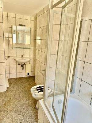 Helles Badezimmer mit Fliesen