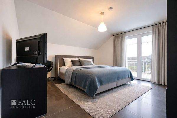 Helles Schlafzimmer mit angenehmer Atmosphäre