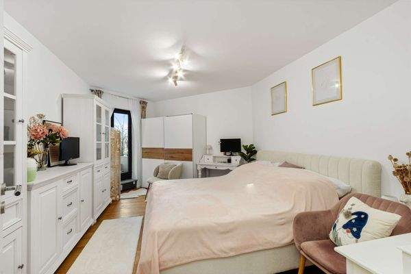 Schlafzimmer mit viel Platz