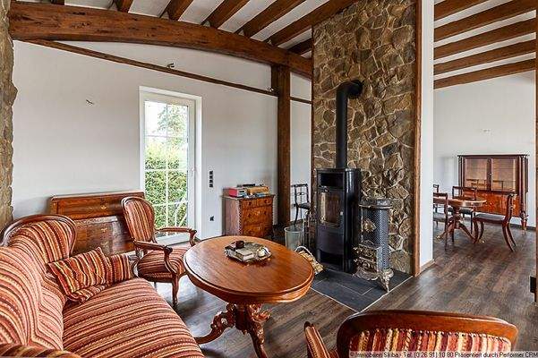 stilvoll mit Bruchstein und Ofen