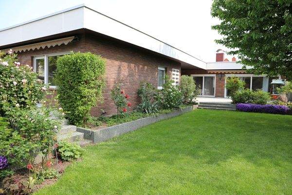 Hauptwohnung: Blick vom Garten auf die Terrasse