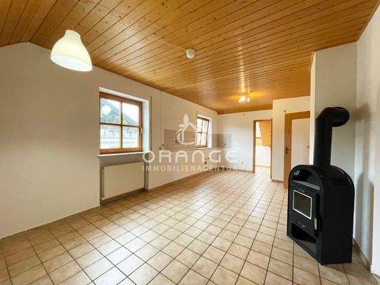 Blick vom Essbereich Richtung Küche und Speisekammer