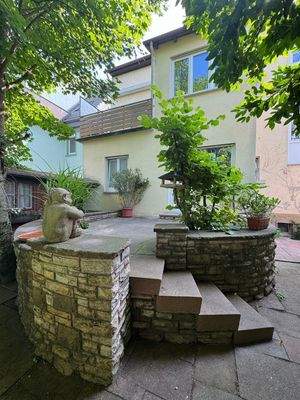 Die Terrasse vom Garten aus ...