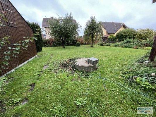Blick in den großen Garten mit eigenem Brunnen