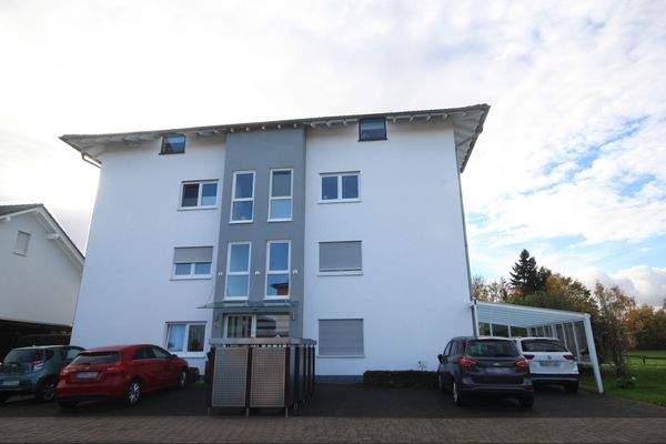 Außenansicht mit Stellplatz