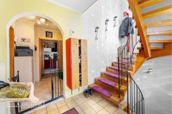 Eingangsbereich mit Treppen...