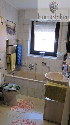 Tageslichtbad mit Wanne und Dusche