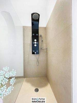 auch mit ebenerdiger Dusche