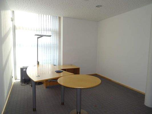 Büros mit Einrichtung