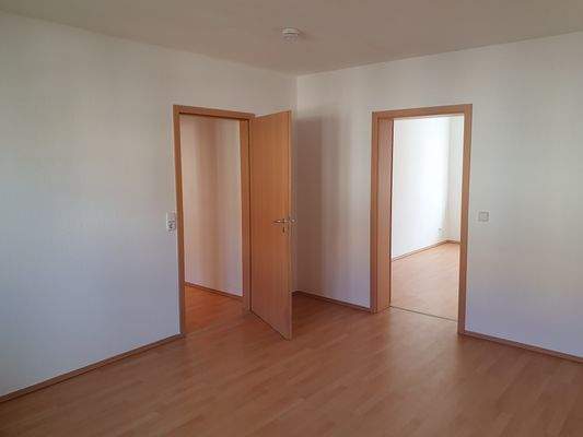 Wohnzimmer mit Balkon (2).jpg