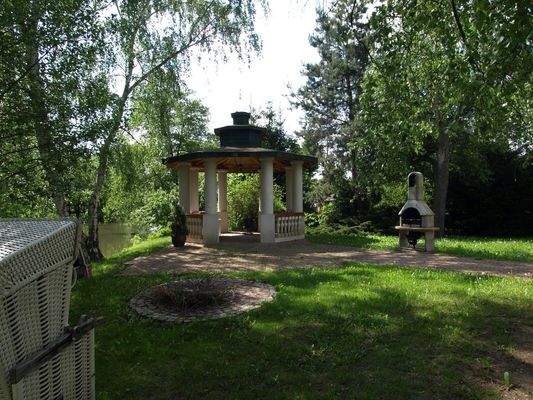 Pavillon, Grill-Feuerplatz