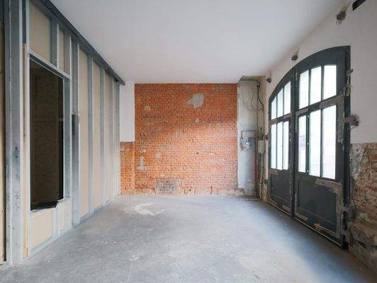 Rohbauansicht mit sandgestrahlter Backsteinwand