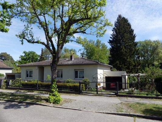 Straßenansicht mit Garagen u.