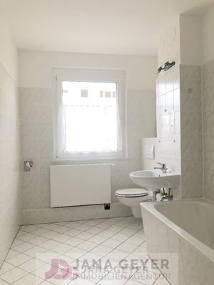 Tageslichtbad mit Wanne