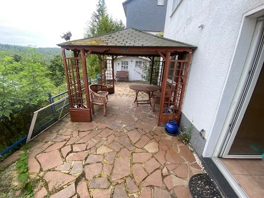 Terrasse mit Gartenhaus