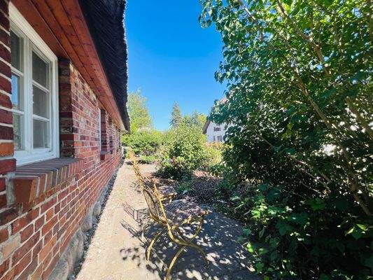 kleine Sitzmöglichkeit vor dem Haus