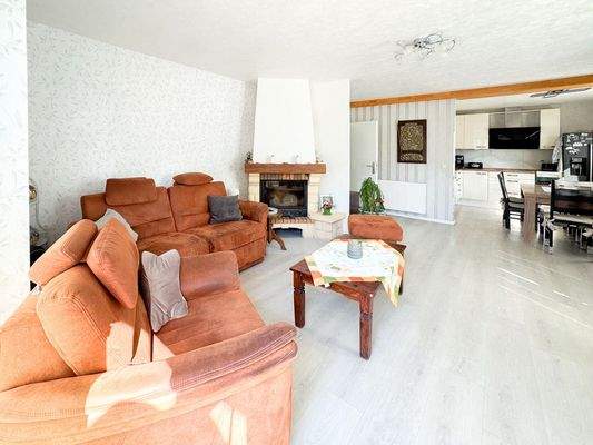 Der Blick in die Küche vom Wohnzimmer