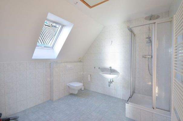 Badezimmer im ausgebauten Spitzdach über der Doppe