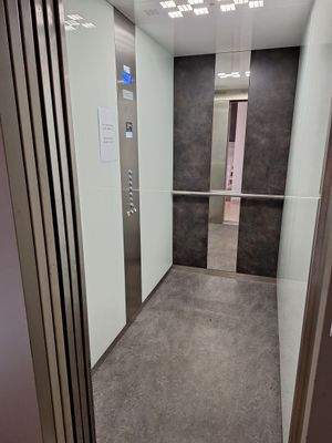 Moderner Aufzug Innenraum