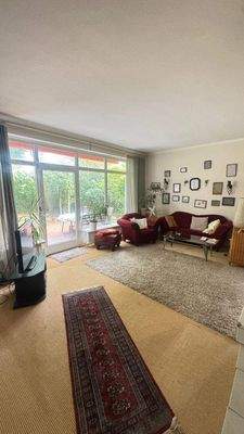 großes Wohnzimmer mit Blick in den Garten