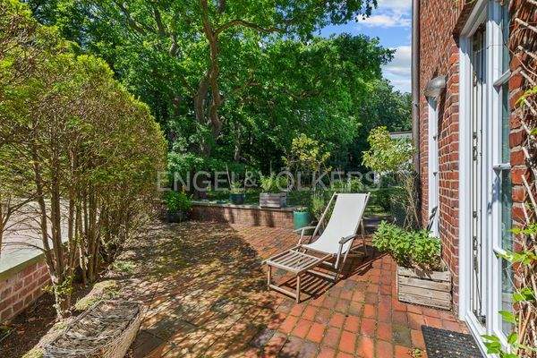 eigene, eingewachsene Terrasse