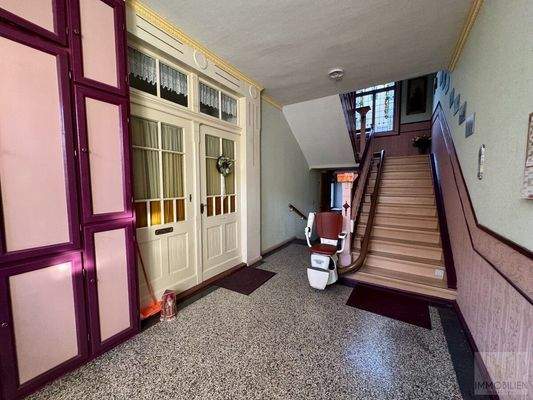 Eingangsbereich Hausflur mit Erdgeschosswohnung links