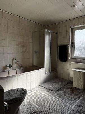 Tageslichtbad mit Badewanne