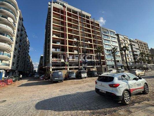 New Seafront Apartments with Spacious Spaces in İzmir