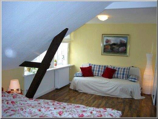 Blick in eines der beiden Schlafzimmer im DG