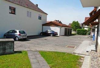 Hof mit Garagen und Stellplätzen