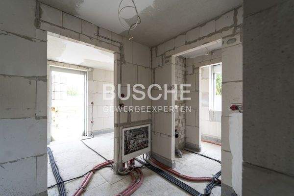 Blick aus der Halle in den Bürobereich