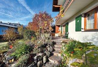 liebevolle Naturterrasse für gesellige Stunden