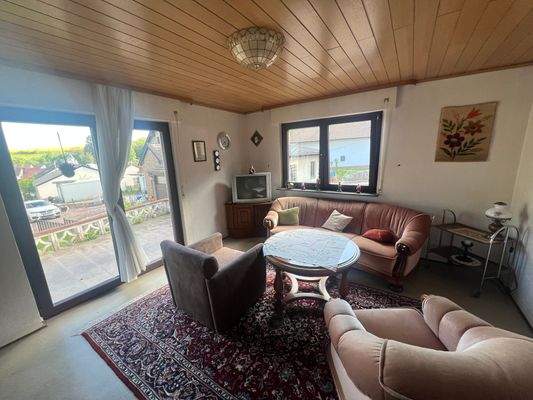 Fernsehzimmer mit Zugang zur Terrasse