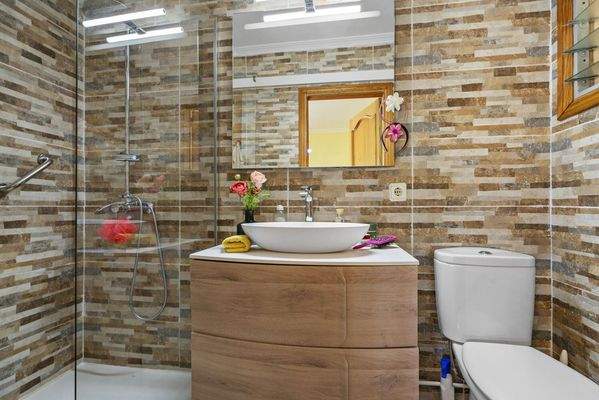 Badezimmer mit Dusche