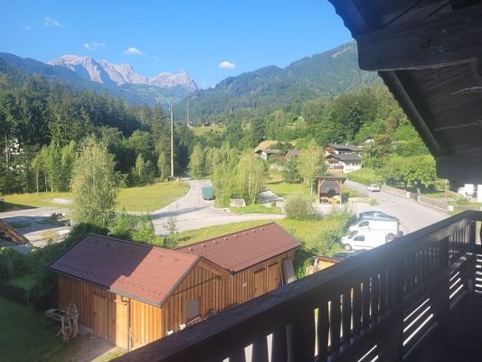 Blick vom Balkon in die umliegende Bergwelt