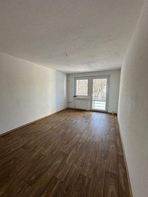 Wohnzimmer mit Balkon