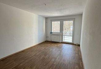 Wohnzimmer mit Balkon