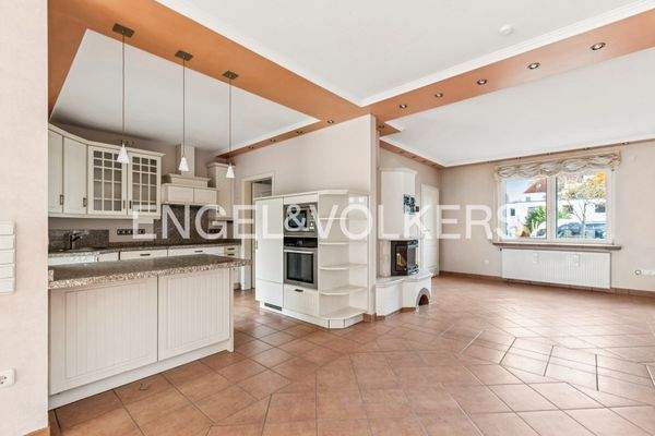 Gemütlicher Wohn- und Essbereich mit Kamin