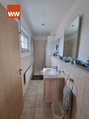 Gäste-WC mit Dusche im EG